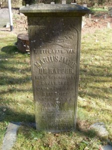 Grafsteen, begraafplaats Dennenoord. (Foto Monique Huizer)