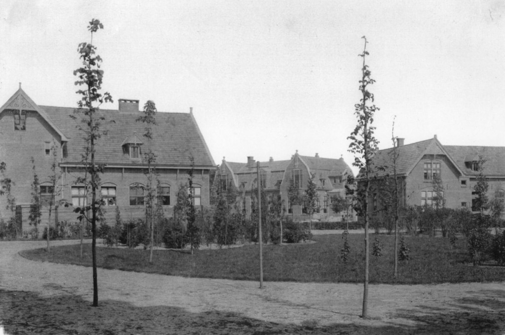 1900.01 - Keukengebouw, van links naar rechts: keukengebouw, paviljoen 6 (Middenpark) en linnenkamer.