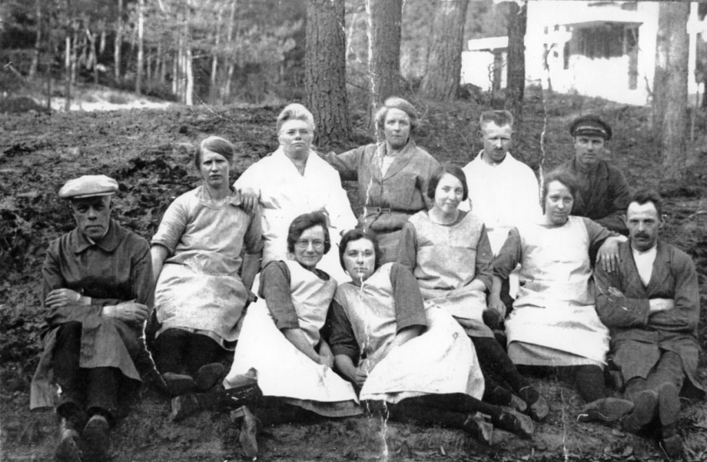 1926.00 - Keukengebouw, personeel van de keuken, het magazijn en de smederij/watertoren. Links van der Vlugt, hoofd van het magazijn. Rechts Krans (met pet) en Venema.