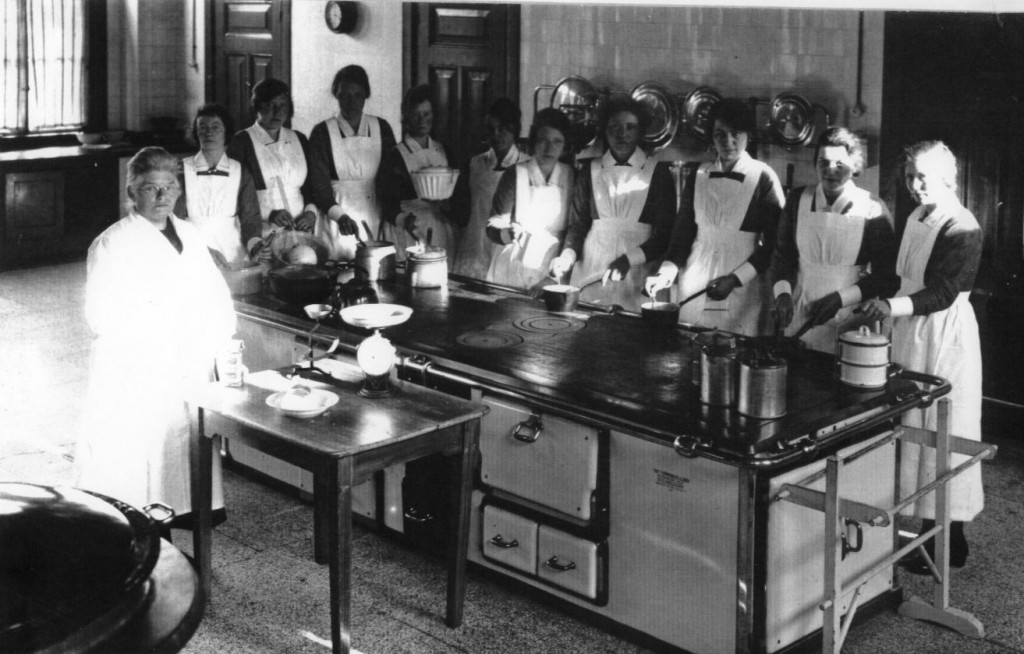 1926.01 - Keukengebouw, kookles in de keuken, door mw. Korvinius, hoofd van de centrale keuken.