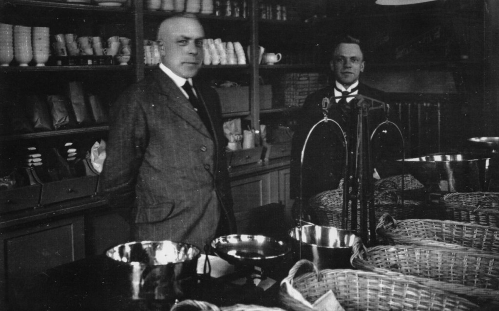 1927.00 - Keukengebouw, links magazijnmeester van der Vlugt en dhr. Akker.