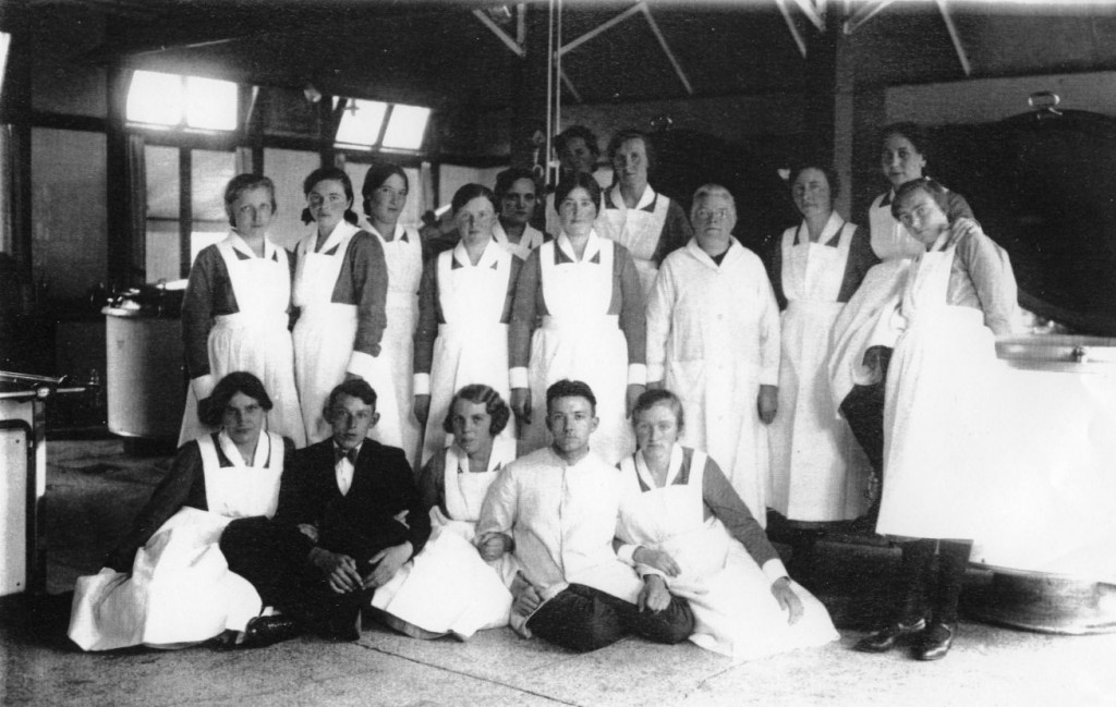 1933.00 - Keukengebouw, examengroep kookcursus, o.l.v. mw. Korvinius (4e van rechts). Stelwagen is de enige man.